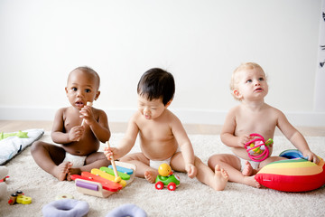 Babies playing together in a play room © Rawpixel.com