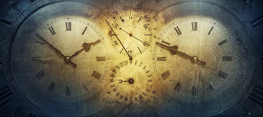 Foto op Canvas De wijzerplaten van de oude antieke klassieke klokken op een vintage papieren achtergrond. Concept van tijd, geschiedenis, wetenschap, geheugen, informatie. Retro stijl. Uitstekende uurwerkachtergrond. © Tryfonov
