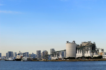 Obraz premium Factory and cargo ship in the port