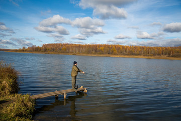 Fototapeta na wymiar Autumn fishing on the lake