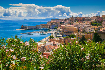 Veduta panoramica di Gaeta sul mar tirreno in estate