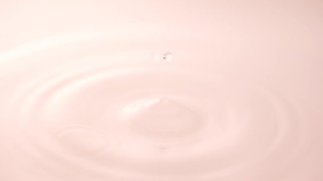 もも色の水滴と波紋   スローモーション（1/4倍速）