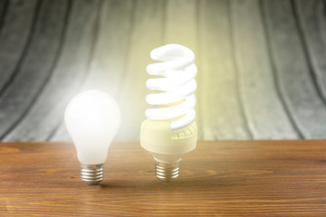 Energiesparlampe und Glühbirne wo leuchten