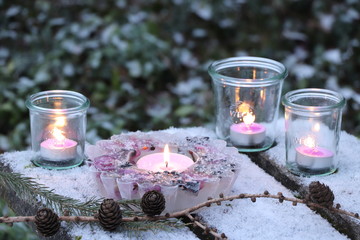 Naklejka premium Winterdekoration mit Eislaterne und Kerzen