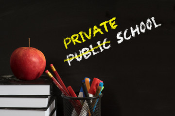 Schulbücher, verschiedene Stifte und Wechsel von öffentlicher in eine private Schule