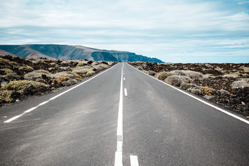 Lange Straße durch die Lavafelder auf Lanzarote