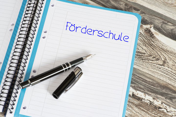 Ein Füllfederhalter, Heft und das Wort Förderschule