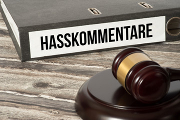 Ein Richterhammer und Ordner mit dem Aufdruck Hasskommentare