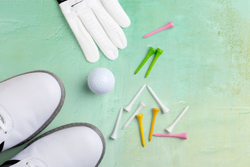 Golfequipment auf Unterlage in hellgrün von oben