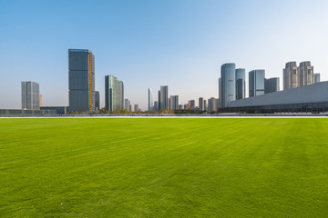 Obraz premium green lawn with city skyline background, shanghai china
