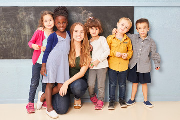 Gruppe Kinder und Lehrerin als Freunde