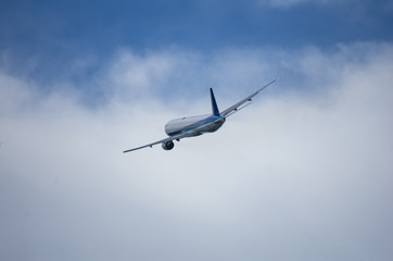 Fototapeta na wymiar 離陸直後、上昇旋回するジェット旅客機 