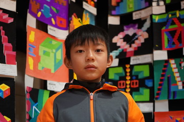 展示物　壁　イラスト　絵　少年　小学生