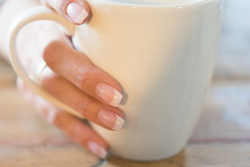 Frau trinkt Kaffee, Tee am morgen.