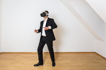 Mann bewegt sich im leeren, weißen Raum mit Laminat Boden und betrachtet die virtuelle Einrichtung...