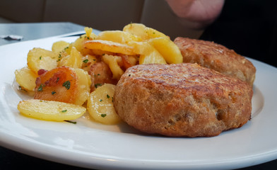 Gebratene Frikadellen Bouletten mit Bratkartoffeln und Senf