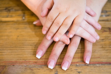 Hände liegen aufeinander - Familie Kinder zusammenhalt