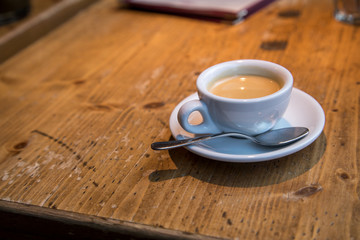 Tasse Espresso Kaffee auf rustikalen Holztisch im Restaurant Café