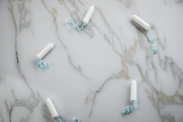 Tampons auf Marmor Hintergrund für weibliche Hygiene bei Menstruation Periode Zyklus