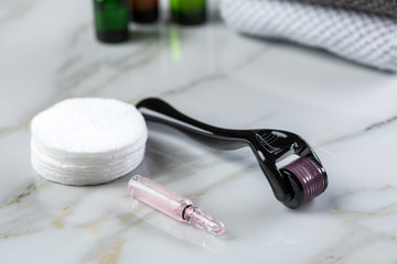 Dermaroller und Kosmetik Pflege Ampulle zum  Microneedling für Anti Aging Lifting Anwendung in...