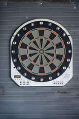 Dartscheibe an grauer Wand