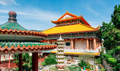 Obraz premium Kek Lok Si buddhist temple with Chinese New Year decorations for the celebration of the lunar new year. Kek Lok Si Temple is a popular tourist attraction in Air Itam on Penang Island in Malaysia.