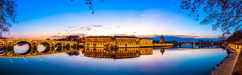 Panoramique de la Garonne à Toulouse au cocher du soleil en Haute-Garonne, en Occitanie, France