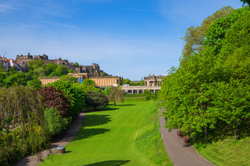 Fototapeta na wymiar West Princes Street Gardens mit der Burg von Edinbuzrgh/Schottland im Hintergrund