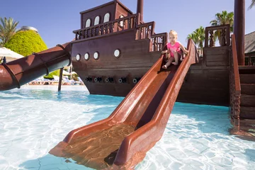Foto op Plexiglas Little girl having fun at the water slide on summer holidays © Patryk Kosmider