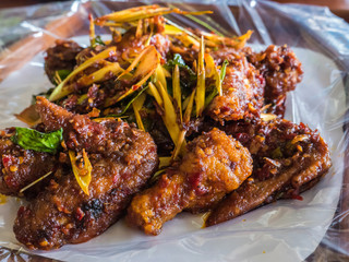 Stir-fried spicy chicken with herbs