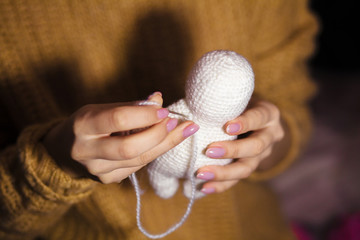 Making a white bear. Knitted toy for a child. In the hands of needle mica. Sew on foot. Crafts handmade. Self concept. Small business. Hobby income