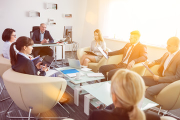 Geschäftskollegen besprechen sich in Büro Sitzung