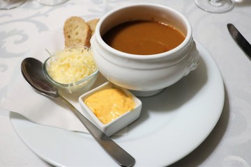 SOUPE DE POISSONS AVEC ROUILLE ET EMMENTAL RAPE