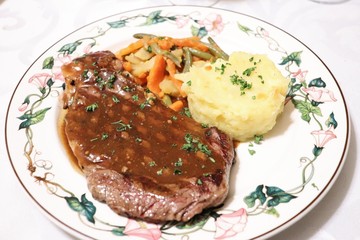 PIECE DE BOEUF ET SA GARNITURE DE LEGUMES