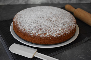 Bizcocho casero decorado con azúcar glas 