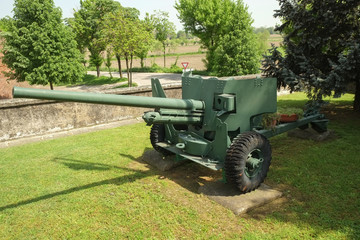 Fototapeta premium Gun near medieval castle walls in Soncino, Italy