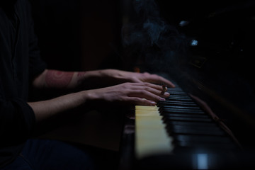 Fototapeta na wymiar hands piano e cigarette