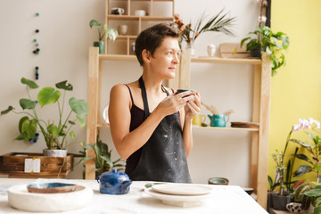 Obraz na płótnie Canvas Woman potter drinking tea