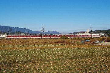 Fototapeta premium 冬の田園と近鉄電車