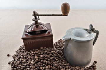 caffè in chicchi con macinacaffè manuale vintage