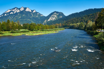Beautiful panoramic view in sunny september day of the Pieniny National Park, on Dunajec river and Trzy Korony - English: Three Crowns, Poland © udmurd