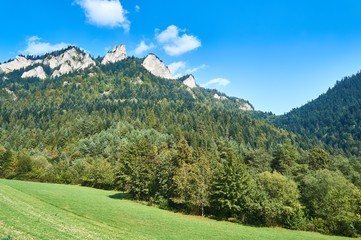 Beautiful panoramic view in sunny september day of the Pieniny National Park, on Trzy Korony - English: Three Crowns, Poland © udmurd