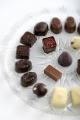 cioccolatini ripieni più gusti piatto dall'alto particolare destro