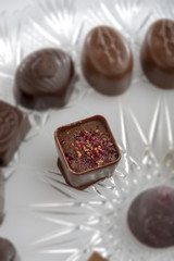 cioccolatini ripieni più gusti piatto dall'alto particolare vicino