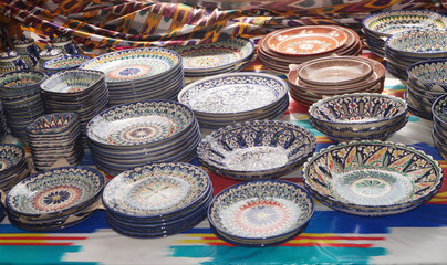 Uzbek ornaments on the dishes