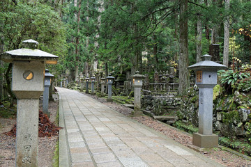 夕方の高野山奥之院参道のお地蔵さま