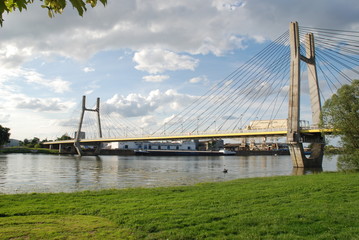 Pont avec haubans au dessus de la rivière
