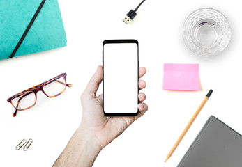 téléphone avec écran blanc isolé sur fond de bureau