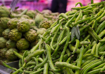 Alcachofas y judías ecológicas de la huerta