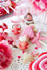 Suessigkeiten und frische Tulpen